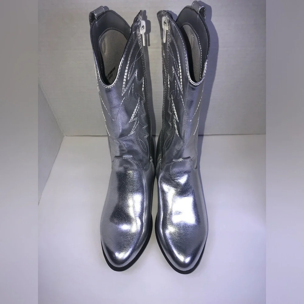 Steve Madden Silver Metallic Western Boots NWOT size 4